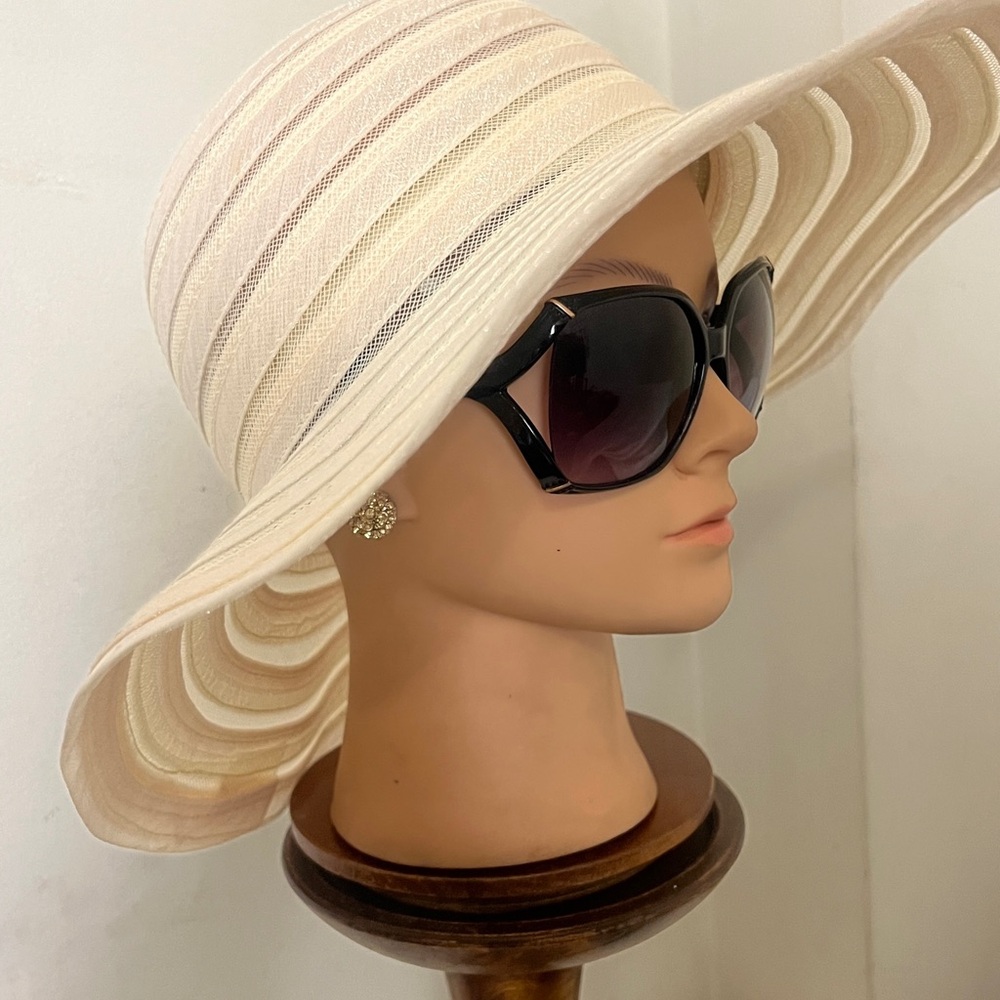 Rehab’s Chic Cream and White Sun Hat for Stylish Outings . OS